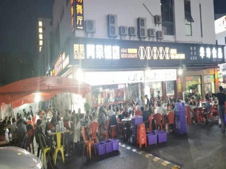青浦徐泾国家会展中心服务区 华寿商业广场 这个铺子夜市很火 聚客能力超强